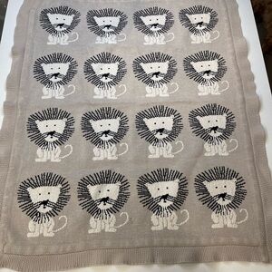 Set of 2 knit blankets